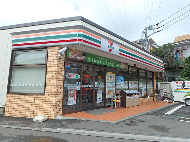 24時間営業。お弁当やお惣菜、パンなどをはじめ、生活用品、お酒、たばこなども取り揃えています。