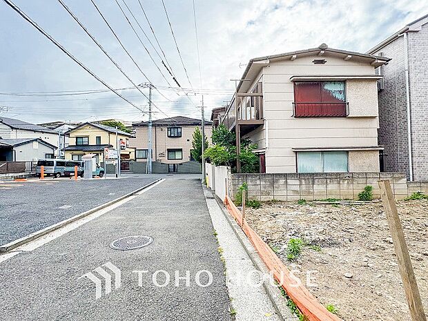 前面道路含む現地写真『快適』は「家」と「街」と「環境」が調和した時に訪れるだと改めて感じさせてくれます。