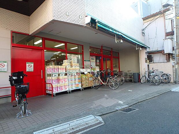 イオン系列の小型スーパー。食品、雑貨等、生活に必要なものをコンパクトに手に入れることができます。