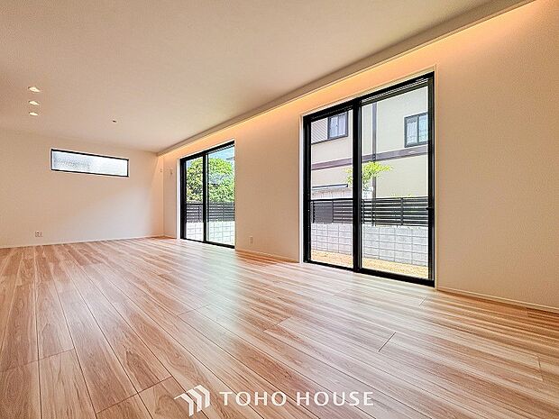 戸建てならではのリビング。落ち着いた色調のリビングは家族団欒の憩いの場所です。