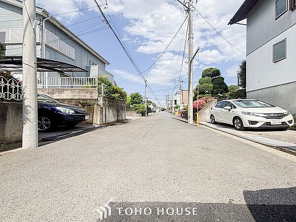 前面道路含む現地写真『快適』は「家」と「街」と「環境」が調和した時に訪れるだと改めて感じさせてくれます。