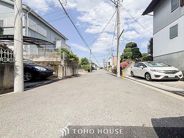 前面道路含む現地写真『快適』は「家」と「街」と「環境」が調和した時に訪れるだと改めて感じさせてくれます。