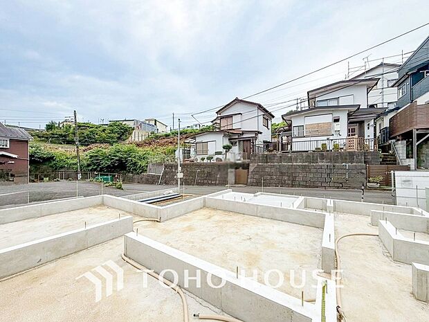 現地外観写真『快適』は「家」と「街」と「環境」が調和した時に訪れるだと改めて感じさせてくれます。