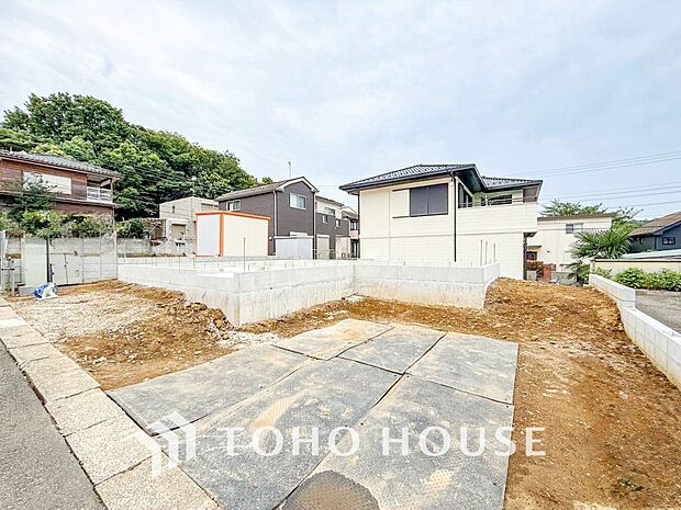 住む人を映し出す洗練された佇まいは、いつまでも輝き続けながらいつしか街の風景に溶け込んでいきます。