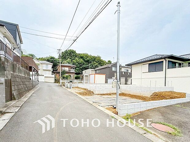 前面道路含む現地写真『快適』は「家」と「街」と「環境」が調和した時に訪れるだと改めて感じさせてくれます。