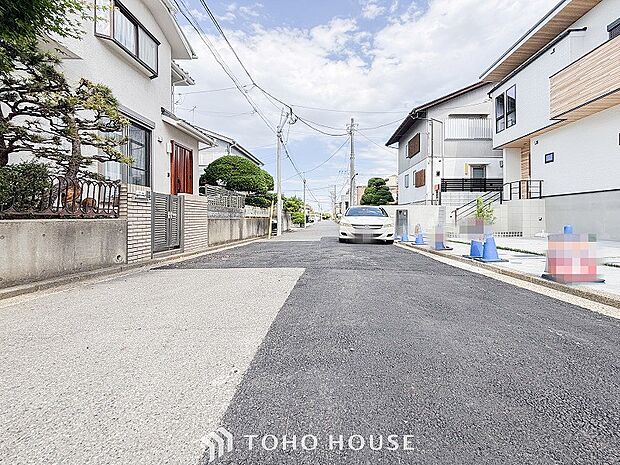 前面道路含む現地写真『快適』は「家」と「街」と「環境」が調和した時に訪れるだと改めて感じさせてくれます。