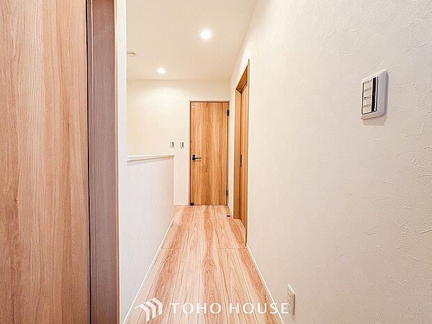 上質感漂う廊下。居住者の帰り、訪れる方を優しく迎え安らぎに満ちた生活空間を予感させます。