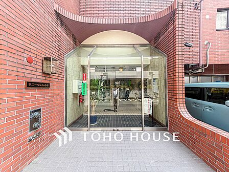 プライベート感が高まるシックな装いのエントランス。
