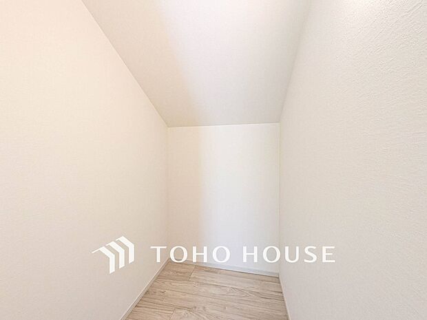 衣類だけでなく大きな荷物も収納でき、お部屋がすっきりします。