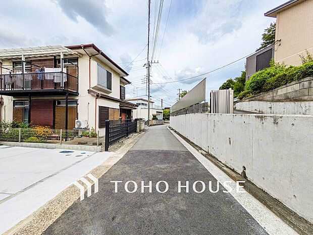 前面道路含む現地写真『快適』は「家」と「街」と「環境」が調和した時に訪れるだと改めて感じさせてくれます。
