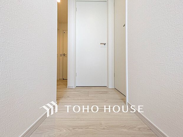 上質感漂う廊下。居住者の帰り、訪れる方を優しく迎える・安らぎに満ちた生活空間を予感させる。