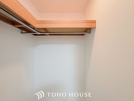 衣類だけでなく大きな荷物も収納でき、お部屋がすっきりします。
