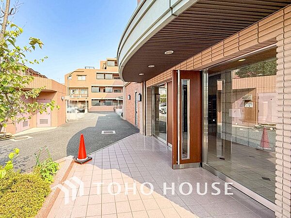 住まう誇らしさと安心感を演出する落ち着いた雰囲気のエントランス。