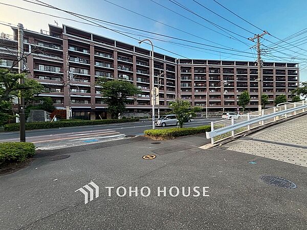 前面道路含む現地写真『快適』は「家」と「街」と「環境」が調和した時に訪れるだと改めて感じさせてくれます。