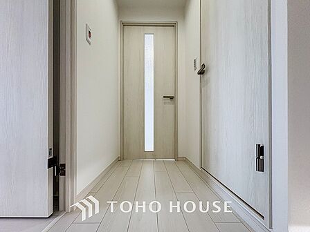 上質感漂う廊下。居住者の帰り、訪れる方を優しく迎える・安らぎに満ちた生活空間を予感させる。