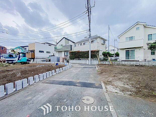 前面道路含む現地写真『快適』は「家」と「街」と「環境」が調和した時に訪れるだと改めて感じさせてくれます。