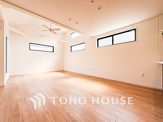 落ち着いた雰囲気に包まれた伸びやかな空間で、ゆったりと家族団らんの時間を過ごせます。
