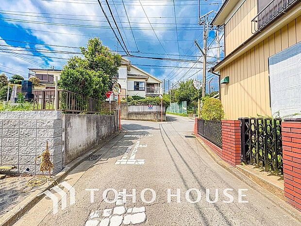 前面道路含む現地写真『快適』は「家」と「街」と「環境」が調和した時に訪れるだと改めて感じさせてくれます。