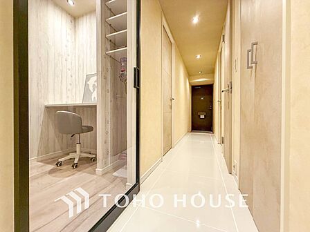 上質感漂う廊下。居住者の帰り、訪れる方を優しく迎え安らぎに満ちた生活空間を予感させます。