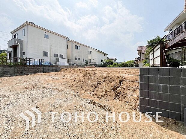 住む人を映し出す洗練された佇まいは、いつまでも輝き続けながらいつしか街の風景に溶け込んでいきます。
