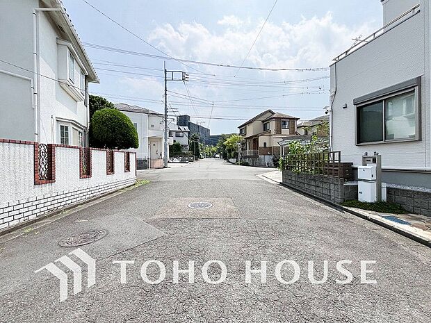 前面道路含む現地写真『快適』は「家」と「街」と「環境」が調和した時に訪れるだと改めて感じさせてくれます。