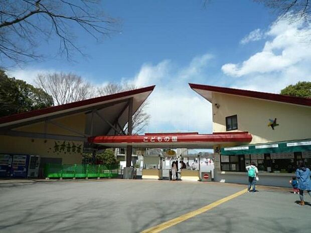 横浜市青葉区と東京都町田市にまたがる、多摩丘陵の自然を生かした100万平方メートルもの広大な遊び場。