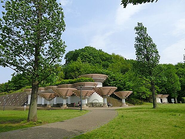 こどもの国駅徒歩1分。広い芝生のある開放的な公園です。散策路が整備されていて、お散歩も楽しめます。