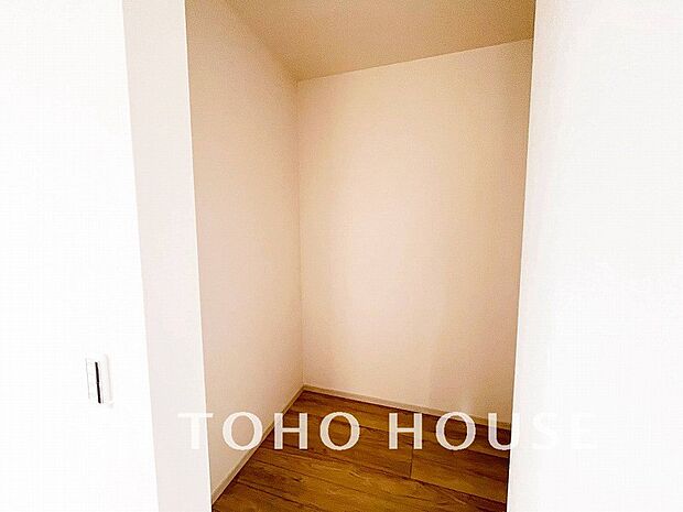 衣類だけでなく大きな荷物も収納でき、お部屋がすっきりします。