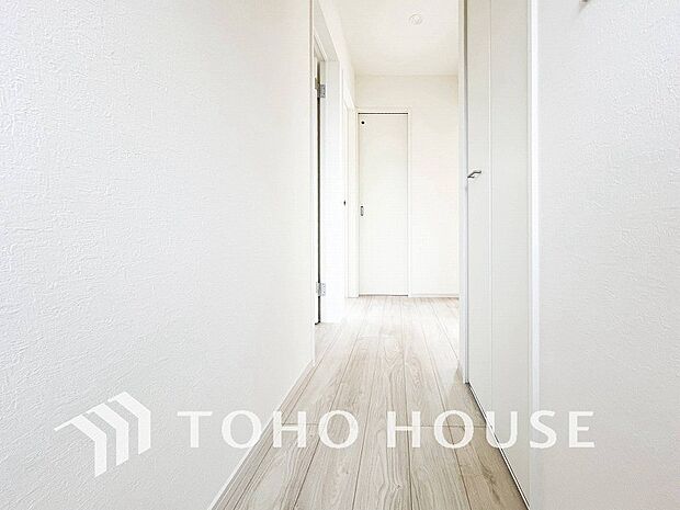 上質感漂う廊下。居住者の帰り、訪れる方を優しく迎える・安らぎに満ちた生活空間を予感させる。