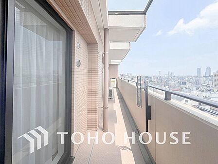 暮らしの中で光と風を演出してくれるバルコニー。