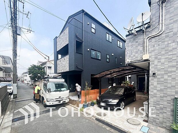 爽やかな青空の下に贅沢なほどに降り注ぐ陽光、豊かな居住性と、クオリティが見事に調和した住空間。