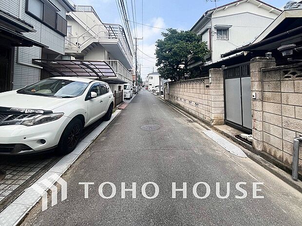 前面道路含む現地写真『快適』は「家」と「街」と「環境」が調和した時に訪れるだと改めて感じさせてくれます。