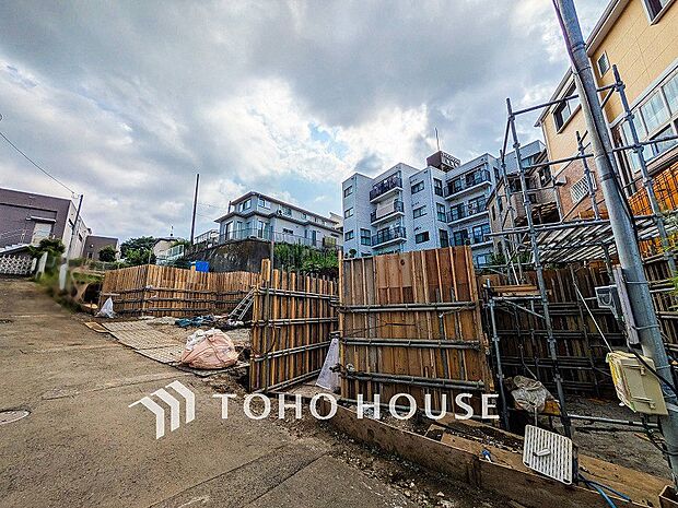 閑静な住宅街の一角、ひと時のくつろぎが生まれ、ゆっくりと愛着が育まれていきます。