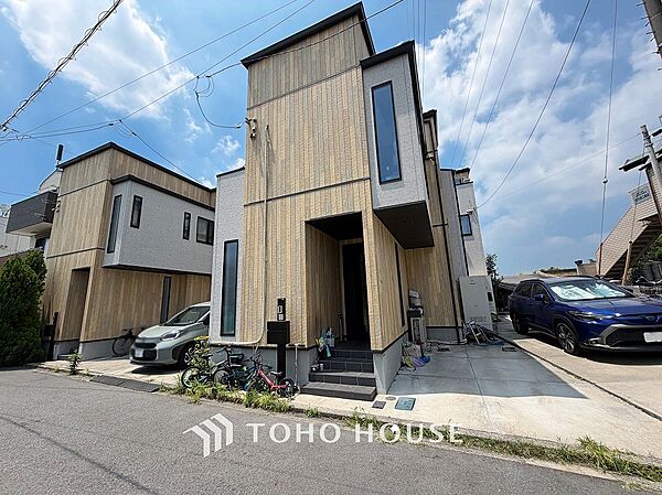 ダークなカラーの玄関ドアは重厚感があり、本邸宅に気品をプラス。重みのある外観に仕上がっています。