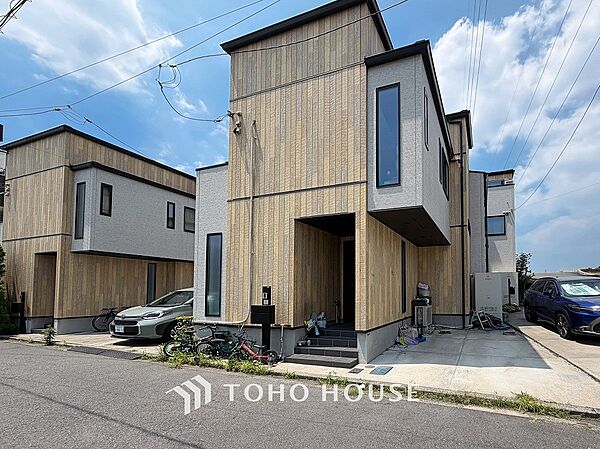時代の流れに惑わされないシックなカラートーンで街並みに溶け込む外観。