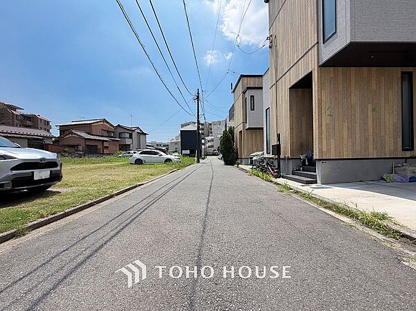 前面道路含む現地写真『快適』は「家」と「街」と「環境」が調和した時に訪れるだと改めて感じさせてくれます。