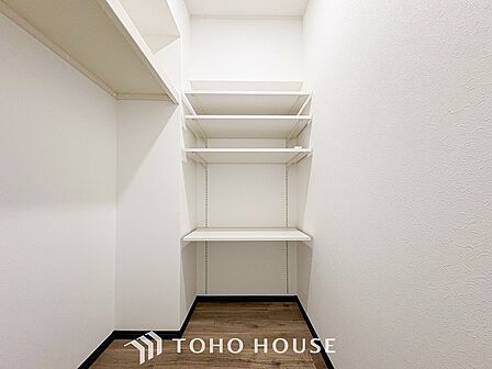 衣類だけでなく大きな荷物も収納でき、お部屋がすっきりします。