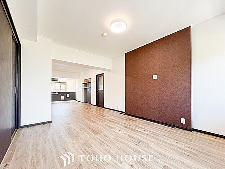 爽やかな色合いのフローリングと清潔感の溢れるクロスが明るい空間を創り出しているリビングダイニング。