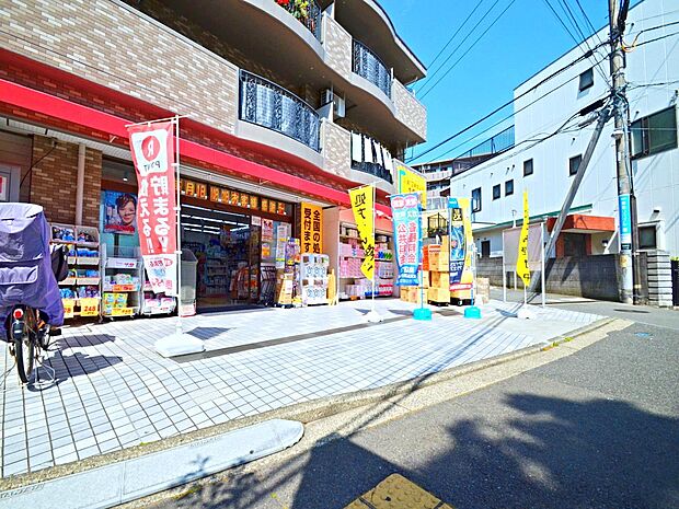 駅チカで仕事帰りに気軽に寄れるのがうれしい。日用品もあり薬の品揃えも豊富。調剤薬局も併設しています。