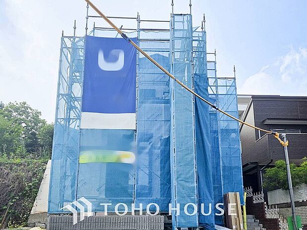 風を感じ解放感あふれる光に満ちた住まい。