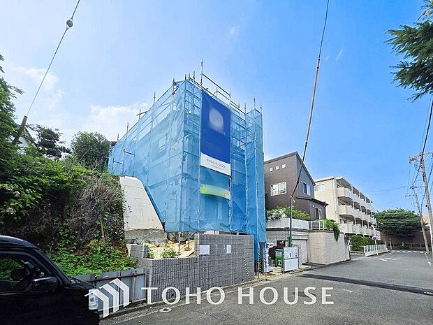 爽やかな青空の下に贅沢なほどに降り注ぐ陽光、豊かな居住性と、クオリティが見事に調和した住空間。