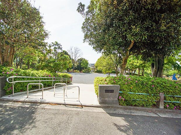 住宅街の中の木々に囲まれた穏やかな雰囲気の公園。お子様が楽しめる遊具や砂場、広場があります。