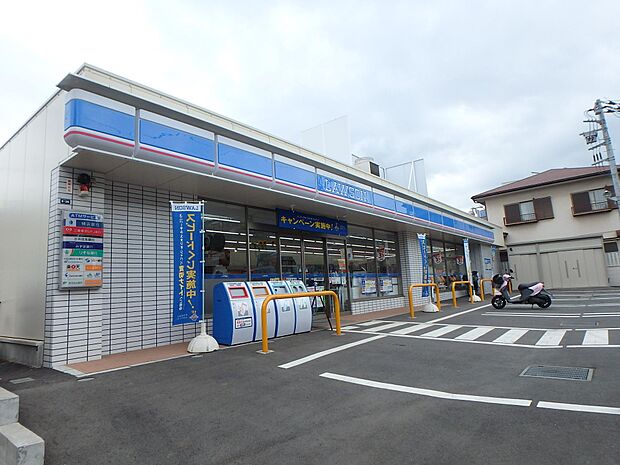 24時間営業ですので、急な買い物に便利です。駐車場もあります。
