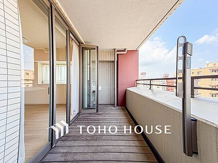 暮らしの中で光と風を演出してくれるバルコニー。