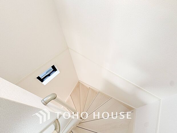 パブリックゾーンとプライベートゾーン繋ぐ階段。豊かな陽光が注ぎ込み、爽やかな住空間を演出。