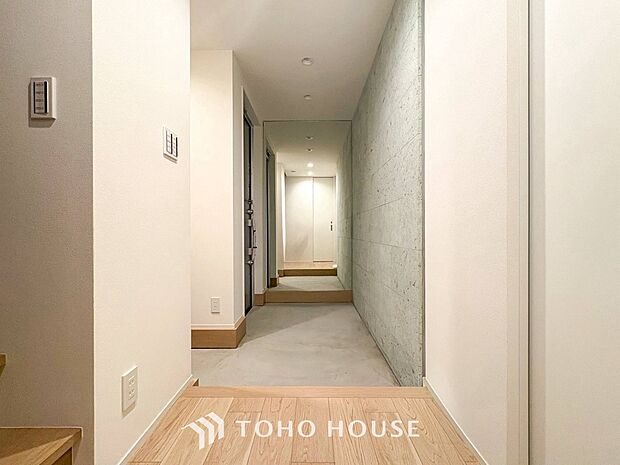 居住者の帰り、訪れる方を優しく迎えてくれる開放感のある玄関。