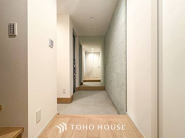 居住者の帰り、訪れる方を優しく迎えてくれる開放感のある玄関。
