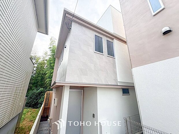 閑静な住宅街の一角、ひと時のくつろぎが生まれ、ゆっくりと愛着が育まれていきます。