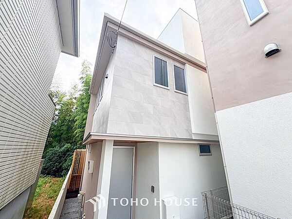 閑静な住宅街の一角、ひと時のくつろぎが生まれ、ゆっくりと愛着が育まれていきます。