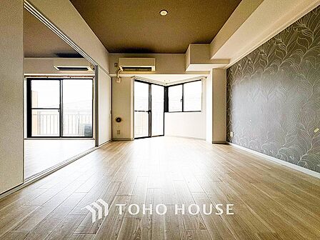 隣接するお部屋の扉を開放すればリビングと一体化してより広々した空間が生まれます。